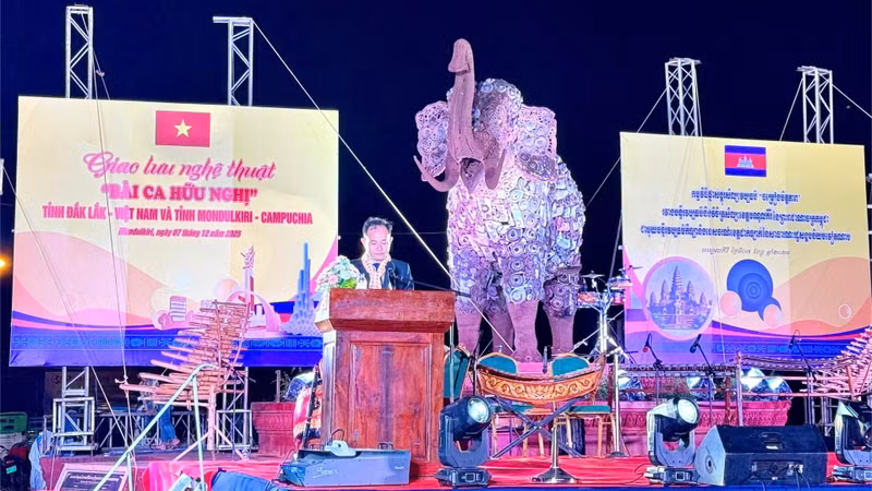Selon Le Phuc Long, vice-directeur du service de la Culture, des Sports et du Tourisme de la province vietnamienne de Dak Lak, le programme est une opportunité de présenter et de promouvoir la richesse culturelle et humaine de chaque pays, ainsi que de renforcer les liens affectifs, de consolider la confiance et la compréhension mutuelle entre les populations des provinces de Dak Lak et de Mondulkiri. Photo : NDEL