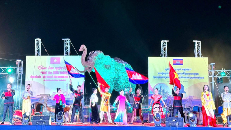 Lors du programme d’échanges artistiques et culturels « Chant de l’amitié », dans la province cambodgienne de Mondulkiri. Photo : NDEL