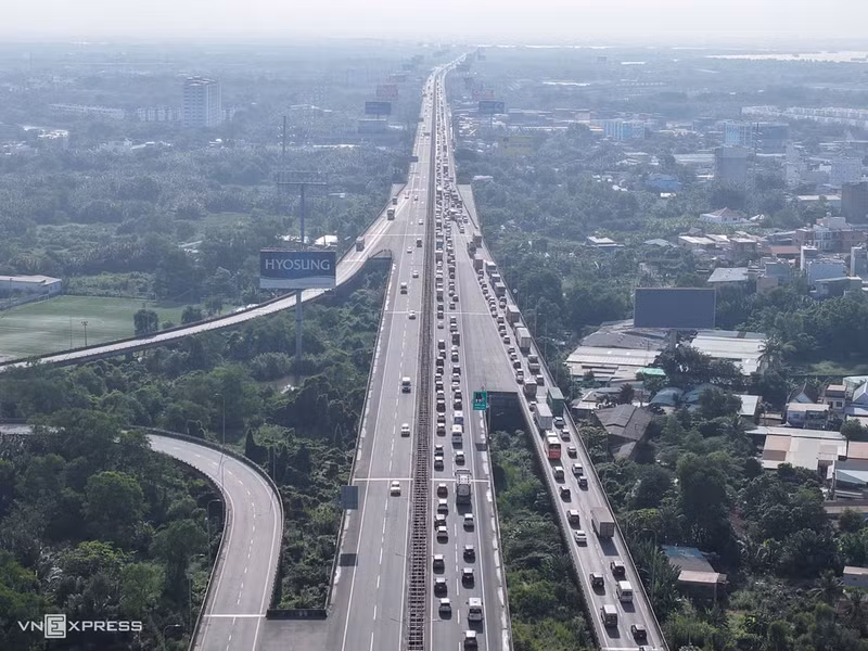 Vers l’Est, l’autoroute Hô Chi Minh-Ville – Long Thanh – Dau Giay, inaugurée en 2015, est devenue l’axe stratégique reliant la métropole aux provinces de Dong Nai et de l’ancienne Ba Ria–Vung Tau. Lancé en 2009, le projet s’étend sur 55 km, comprend quatre voies de circulation et deux bandes d’arrêt d’urgence, pour un investissement supérieur à 20 600 milliards de dongs. Sur la photo : la section traversant Hô Chi Minh-Ville, reliée à plusieurs grands axes avant de poursuivre son parcours vers Dong Nai.