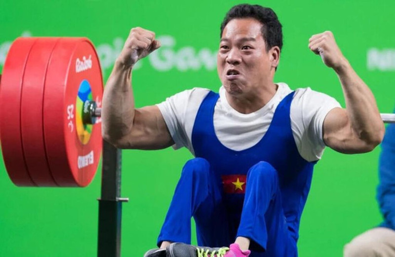 Le para-haltérophilie vietnamien Lê Van Công en compétition aux Jeux paralympiques de Paris 2024. Photo : VNA.