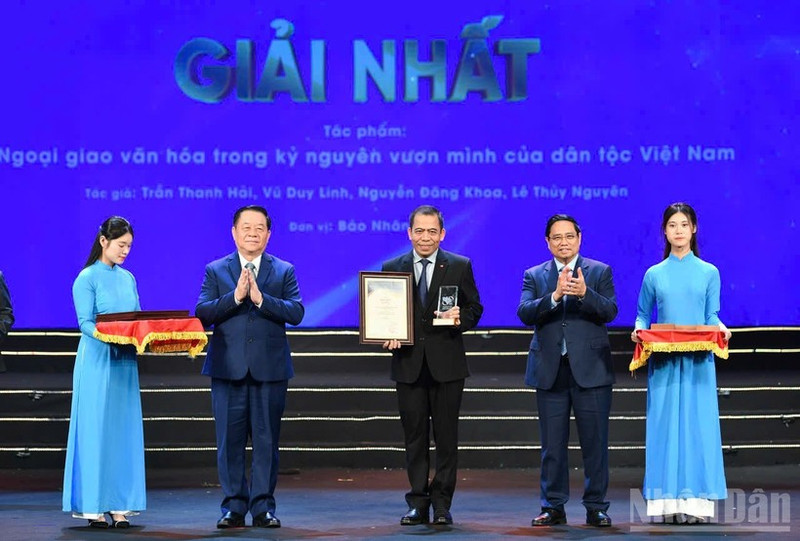 Le Premier ministre Pham Minh Chinh et le général Nguyen Trong Nghia, chef du Département politique général de l'Armée populaire vietnamienne, remettent le prix A aux lauréats. Photo : NDEL.