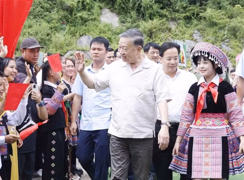 Le secrétaire général du Parti communiste du Vietnam et président de la République, Tô Lâm, assiste à la Journée de la protection de la sécurité nationale organisée au hameau de Long Luông, dans la commune de Vân Hô (province de Son La). Photo : VNA. 