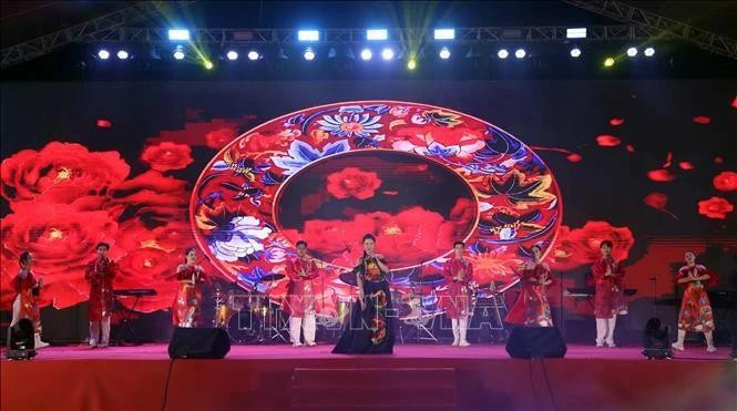 Un spectacle lors de la soirée d'échanges d'amitié Vietnam-États-Unis. Photo : VNA. 
