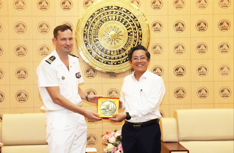 Tran Nam Hung, vice-président du Comité populaire de la ville de Da Nang (à droite), et le lieutenant-colonel Wallerand Faivre D’Arcier, commandant du croiseur Prairial de la Marine française. Photo : baodanang.vn
