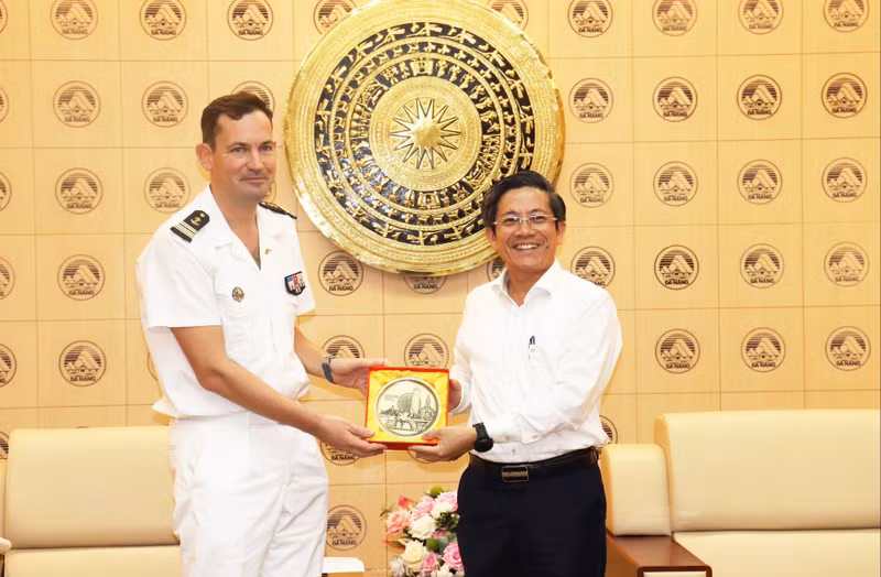 Tran Nam Hung, vice-président du Comité populaire de la ville de Da Nang (à droite), et le lieutenant-colonel Wallerand Faivre D’Arcier, commandant du croiseur Prairial de la Marine française. Photo : baodanang.vn