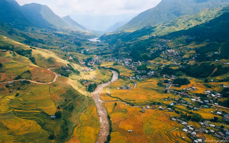 La beauté des rizières en terrasse au Nord-Ouest du Vietnam séduit de nombreux touristes vietnamiens et étrangers, notamment pendant la saison du riz mûr. Photo : Pham Trong Nghia/laodong.vn
