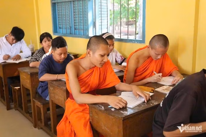Chaque année, de juin à fin août, la pagode Prum Visal organise gratuitement des cours de khmer pour les enfants de la communauté khmère locale. Photo : vietnamnet.vn