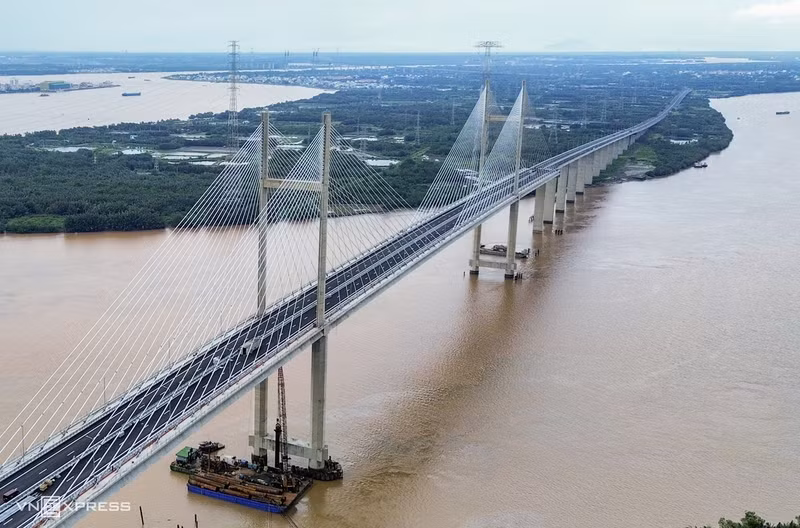 Constituant l’axe majeur reliant le Sud-Est au delta du Mékong sans traverser le centre de Hô Chi Minh-Ville, l’autoroute Ben Luc – Long Thanh entre dans sa phase finale de construction. Son ouverture complète à la circulation est prévue pour le mois de septembre. Longue de près de 58 km, elle comporte quatre voies de circulation et deux bandes d’arrêt d’urgence. Représentant un investissement supérieur à 29 500 milliards de dongs, elle relie Tay Ninh, Hô Chi Minh-Ville et Dong Nai. Lancé en 2014, le chantier a connu plusieurs années de retard en raison de difficultés institutionnelles et financières.