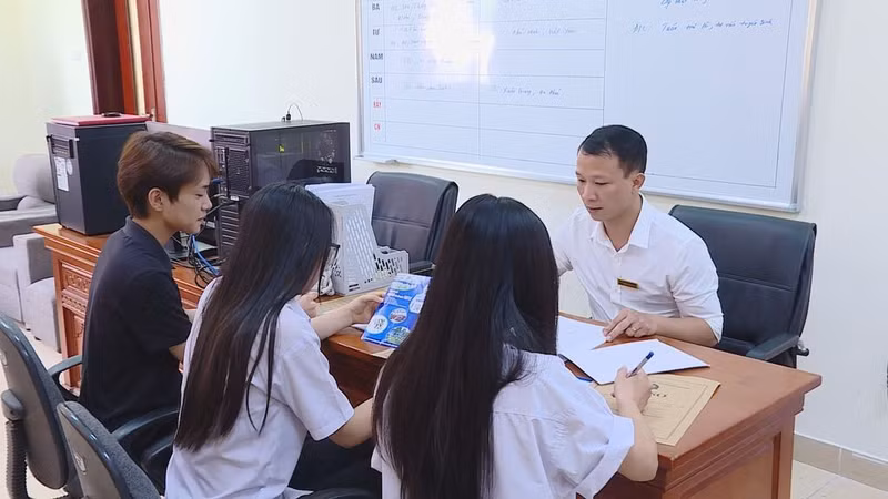 Nguyên Anh Tuân qui travaille au Service des admissions et des affaires étudiantes (Collège Vietnam - République de Corée) présente aux élèves les programmes de formation. Photo : CVN