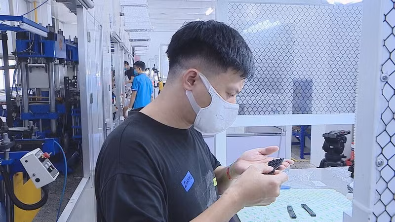 Pour Tin Khai, une sarl lancée dans la fabrication de produits en plastique et de composants métalliques, les nouveaux employés bénéficient d’une formation et d’un accompagnement pour maîtriser les machines et les équipements. Photo : CVN
