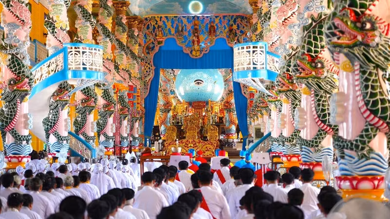 Cérémonie de prières pour implorer des pluies favorables, des vents cléments, ainsi que la paix et la prospérité de la nation, au Saint-Siège caodaïste de Tây Ninh (Sud). Photo : VNA.