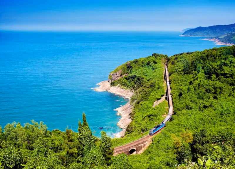 Le train serpente sur les pentes du col de Hai Vân (col des Nuages), un des plus spectaculaires parcours ferroviaires côtiers d'Asie. Photo : VNA.