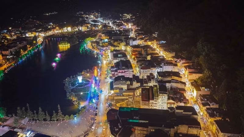 Une vue nocturne de Sa Pa. Photo : VNA