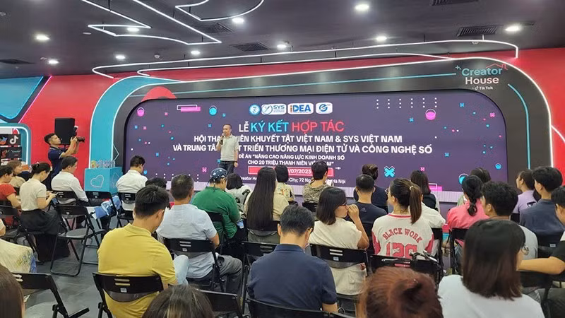 Lors de la cérémonie de signature de l’accord de coopération entre SYS Vietnam, eComDX et l’Association des jeunes handicapés du Vietnam, le 10 juillet à Hanoi. Photo : NDEL.