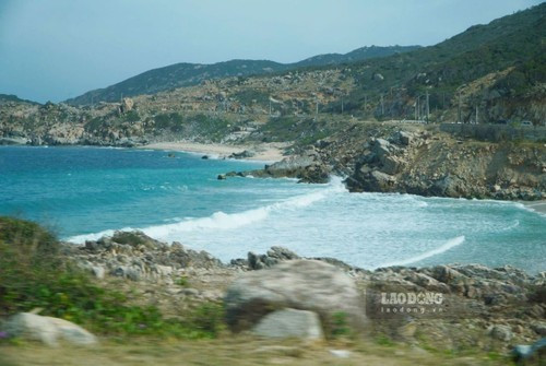 Sur la route côtière reliant Vinh Hy à Binh Lâp, de nombreux points d’arrêt offrent des paysages spectaculaires à contempler. Photo : laodong.vn