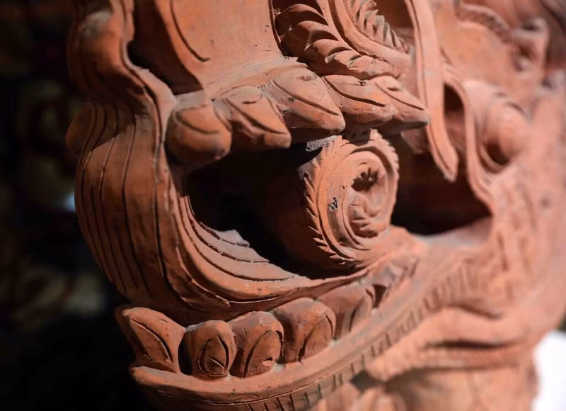 Une tête de dragon de la dynastie des Trân, datée du XIIIᵉ siècle, est conservée au Centre de conservation du patrimoine de Thăng Long - Hanoï. Photo : VNA