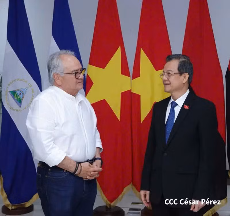 Le Hong Quang, membre du Comité central du PCV et vice-président de la Commission centrale des affaires intérieures (à droite), et le docteur Gustavo Porras Cortés, président de l'Assemblée nationale nicaraguayenne. (Photo fournie par la Commission centrale des affaires intérieures)