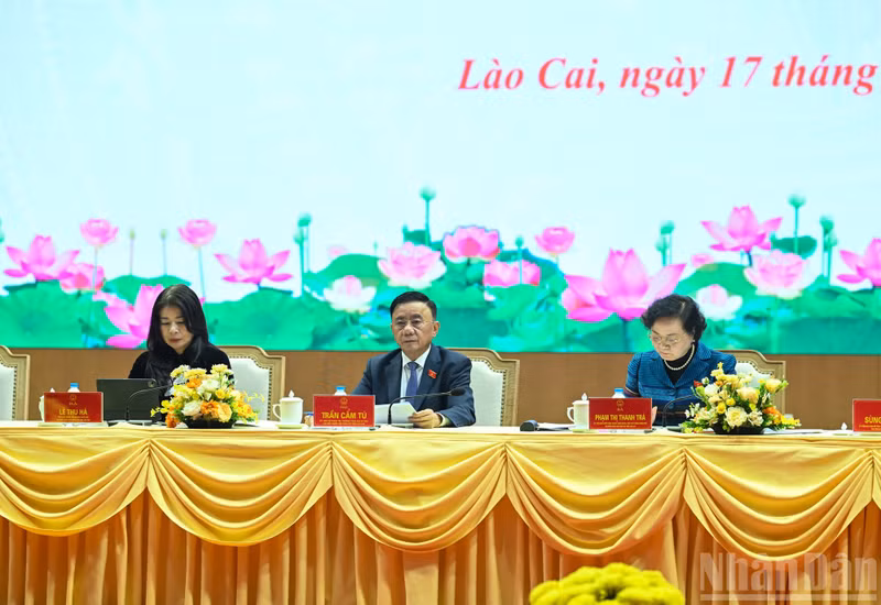 Les délégués écoutent attentivement les opinions des électeurs. Photo : Duy Linh/NDEL