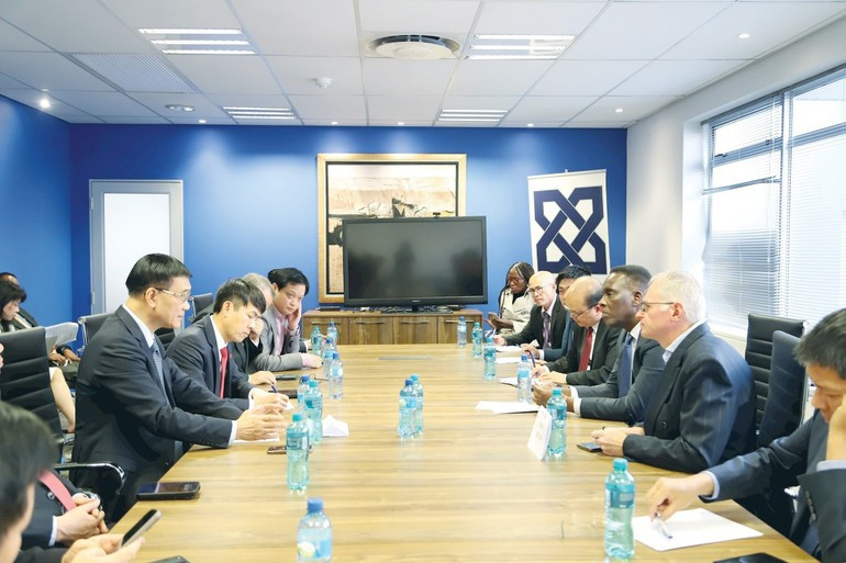 Séance de travail entre le vice-président de l’Assemblée nationale du Vietnam, Vu Hong Thanh, et la Chambre de commerce et d’industrie sud-africaine (SACCI). Photo : VNA.