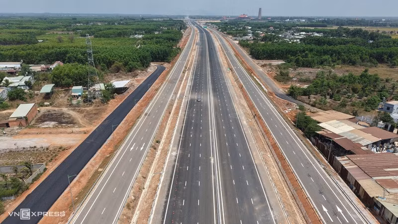 Nouvellement mise en service, l’autoroute Bien Hoa – Vung Tau, longue de près de 54 km, renforce les échanges entre les principaux pôles économiques, industriels et touristiques de la région, tout en améliorant l’accès à l’aéroport de Long Thanh, dont l’entrée en exploitation est imminente.