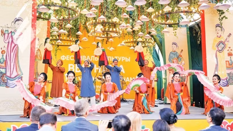 Des artistes du Théâtre de marionnettes du Vietnam se produisent au Festival de la culture vietnamienne 2025 à Moscou, en Russie. Photo : Théâtre de marionnettes du Vietnam 