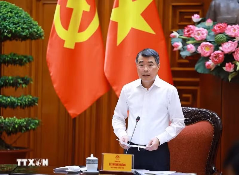 Le Premier ministre Le Minh Hung, qui est également chef du Comité central de pilotage chargé de la mise en œuvre des Programmes cibles nationaux, prend la parole lors de la réunion. Photo : VNA.