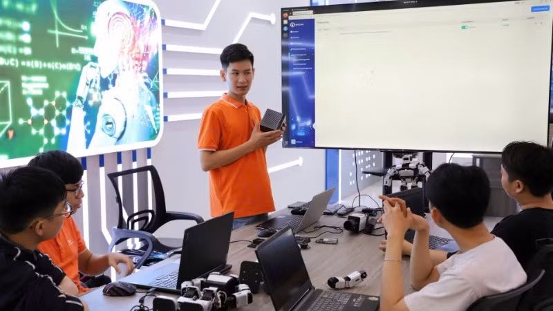 Le laboratoire du Centre d'intelligence artificielle de FPT à Quy Nhon, où le personnel et les ingénieurs de FPT se perfectionnent et se forment aux nouvelles technologies. Photo : THU QUYNH/NDEL