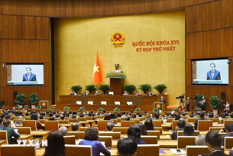 Le président de l'Assemblée nationale, Trân Thanh Mân, prononce le discours de clôture de la première session de la 16e législature de l'Assemblée nationale. Photo : VNA. 