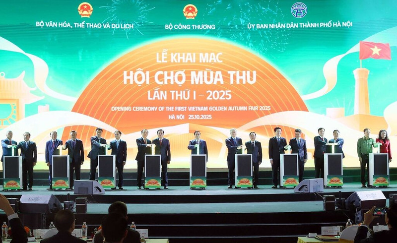 Lors de la cérémonie d'ouverture de la première Foire d'automne du Vietnam 2025, le 25 octobre à Dông Anh, en banlieue de Hanoï. Photo : VNA 
