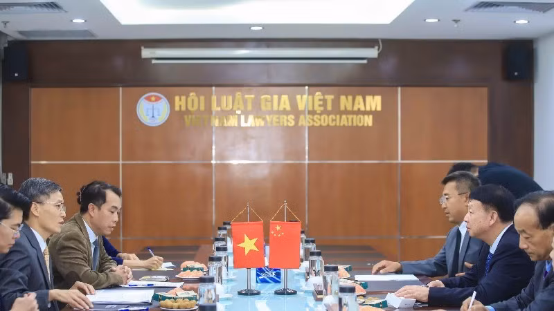 Lors de la séance de travail entre l’Association des juristes du Vietnam et celle de la Chine, le 12 octobre à Hanoï. Photo: hoiluatgiavn.org.vn