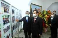 Le chef de la Commission des Relations extérieures du Comité central du Parti communiste du Vietnam, Lê Hoài Trung, visite l'Ambassade de la République populaire démocratique de Corée à Hanoi. Photo : VNA.