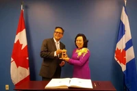La rencontre entre la secrétaire adjointe permanente du Comité du PCV pour Hanoï, Ngô Thi Thanh Hang, et le maire adjoint de Toronto, Denzil Minnan Wong. Photo: Hanoimoi.