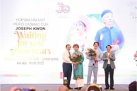 Le vice-ministre de la Culture, des Sports et du Tourisme Ta Quang Dông félicite l'artiste sud-coréen Joseph Kwon. Photo : baovanhoa.vn