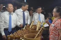 Des visiteurs à la foire. Photo : VNA.