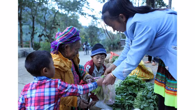 Le marché montagnard de la zone frontalière Sin Suôi Hô ảnh 5
