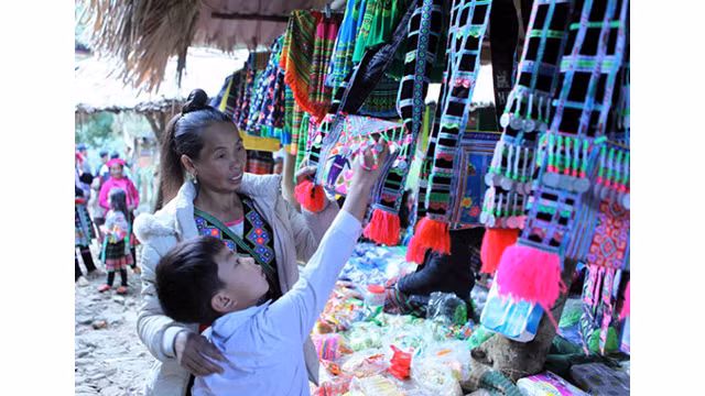 Le marché montagnard de la zone frontalière Sin Suôi Hô ảnh 7