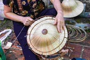 Le nón Lam Xung, inspiré d’un personnage héroïque de la littérature classique chinoise, constitue une création unique et emblématique du village.