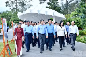 Le Premier ministre Le Minh Hung rend hommage au père du Président Hô Chi Minh à Dong Thap