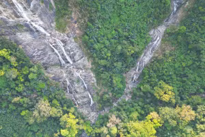 Une cascade de 300 mètres au cœur d’une forêt protégée à Quang Ngai