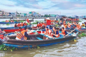 L’expérience gastronomique du marché flottant de Cai Rang (Can Tho) séduit aussi bien les visiteurs nationaux qu’internationaux.
