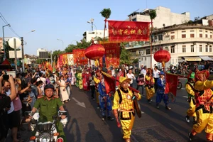 Des milliers de personnes rassemblées à Cho Lon pour assister au défilé du Têt Nguyên Tiêu