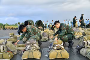Les commandos et unités de reconnaissance s’entraînent au parachutage sur la base aérienne de Bien Hoa