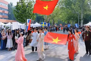 Des étudiants vietnamiens portent le drapeau national lors du défilé du festival culturel.
