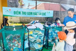 Les points de collecte des déchets recyclables dans la ville de Huê contribuent à sensibiliser la population locale à la réduction des déchets plastiques et encouragent le tri des déchets à la source. Photo : VNE