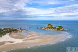 Lors des périodes de très basses marées, un phénomène qui ne se produit qu’environ deux fois par an, l’océan semble se fendre en deux, révélant un ruban de sable blanc immaculé reliant le continent à l’îlot situé au large.