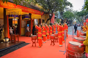Prestation de tambours marquant l’ouverture du festival du temple Bach Ma.