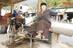 Le tissage du chanvre, gardien de l’âme culturelle des H’Mong des montagnes de Tuyen Quang