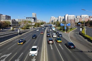 Pour Yin Yong, l’amélioration de l’environnement permet d’attirer les secteurs de haute technologie, de la recherche et de l’éducation — bien loin du modèle ancien fondé sur l’industrie lourde et la main‑d’œuvre non qualifiée.