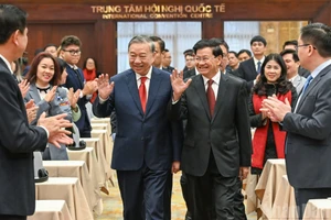 Le Secrétaire général du PCV To Lam et le Secrétaire général du PPRL, Président laotien Thongloun Sisoulith assistent à la conférence de présentation des résultats du XIIe Congrès du Parti révolutionnaire populaire lao.