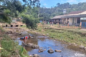 Vietnam : les habitants de Khe Sanh cherchent de l'eau à la lampe torche